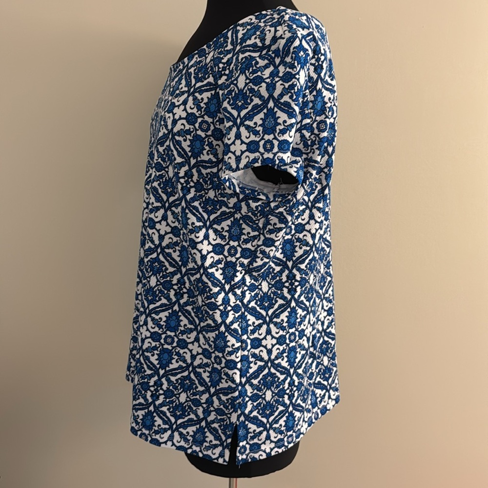 Roz & Ali Blue and White Pattern Short Sleeve Top EUC Size XL - Picture 3 of 7